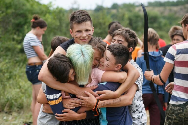 Дружні обійми в дитячому таборі Експедиція